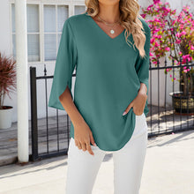 Laden Sie das Bild in den Galerie-Viewer, Unifarbenes Shirt mit V-Ausschnitt aus lockerem Chiffon