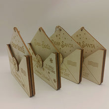 Laden Sie das Bild in den Galerie-Viewer, Anhänger aus Holz mit Weihnachtsumschlag