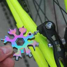 Laden Sie das Bild in den Galerie-Viewer, 18-in-1-Multitool aus rostfreiem Stahl mit Schneeflocken