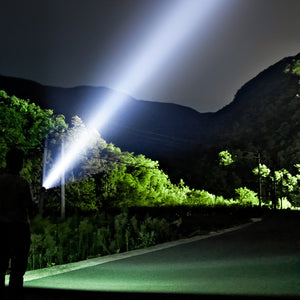 Superhelle laserzoombare Taschenlampe mit großer Reichweite