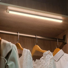Laden Sie das Bild in den Galerie-Viewer, LED-Schrankleuchte mit Bewegungssensor