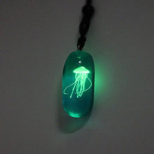 Laden Sie das Bild in den Galerie-Viewer, Harz Quallen Glow Anhänger Halskette