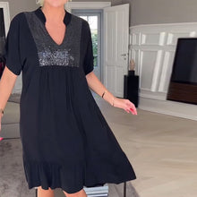 Laden Sie das Bild in den Galerie-Viewer, Lockeres, plissiertes Kleid mit V-Ausschnitt