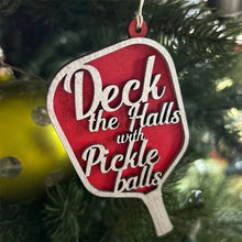 Laden Sie das Bild in den Galerie-Viewer, Weihnachtsanhänger mit Pickle-Ball-Dekoration aus Holz