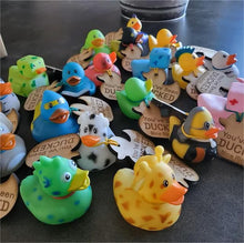 Laden Sie das Bild in den Galerie-Viewer, Jeep-Entenpuppe