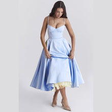 Laden Sie das Bild in den Galerie-Viewer, Kleid mit weitem Saum und Hosenträgern