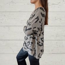 Laden Sie das Bild in den Galerie-Viewer, Langärmliges T-Shirt mit Animal-Print