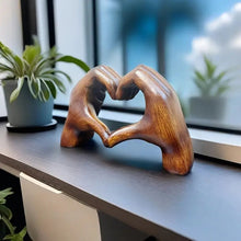 Laden Sie das Bild in den Galerie-Viewer, Handgefertigte Herzstatue