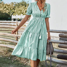 Laden Sie das Bild in den Galerie-Viewer, Gestreiftes Kleid mit V-Ausschnitt