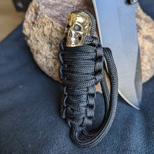 Laden Sie das Bild in den Galerie-Viewer, Paracord Mumie Messing Totenkopf Schlüsselanhänger