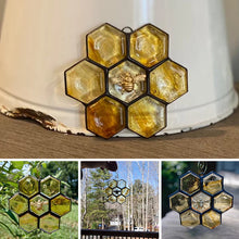 Laden Sie das Bild in den Galerie-Viewer, Bienenornament oder Sonnenfänger aus Buntglas