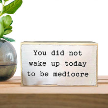 Laden Sie das Bild in den Galerie-Viewer, Englische Holztafel Ornament