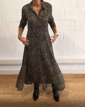 Laden Sie das Bild in den Galerie-Viewer, Bedrucktes Kleid mit Reverstasche