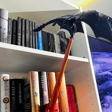 Laden Sie das Bild in den Galerie-Viewer, Bücherecke mit Drachenflamme