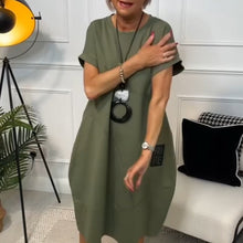 Laden Sie das Bild in den Galerie-Viewer, Schlichtes, kurzärmliges Kleid mit Buchstabenprint