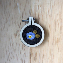 Laden Sie das Bild in den Galerie-Viewer, Gespenst aus Filzwolle