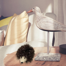 Laden Sie das Bild in den Galerie-Viewer, Gestrickter Igel Ornament