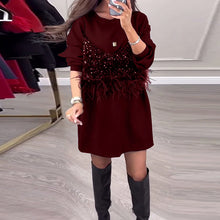 Laden Sie das Bild in den Galerie-Viewer, Modisches Patchworkkleid mit Pailletten und Federn in Volltonfarbe