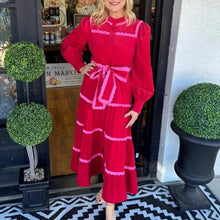 Laden Sie das Bild in den Galerie-Viewer, Langärmliges Kleid mit Spitzeneinsatz