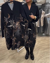 Laden Sie das Bild in den Galerie-Viewer, Langärmliges Kleid mit V-Ausschnitt und Blätter-Print