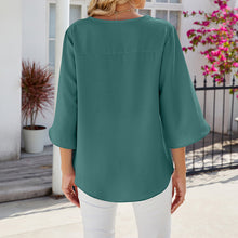 Laden Sie das Bild in den Galerie-Viewer, Unifarbenes Shirt mit V-Ausschnitt aus lockerem Chiffon