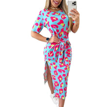 Laden Sie das Bild in den Galerie-Viewer, Bedrucktes Kleid mit kurzen Ärmeln und Schlitz