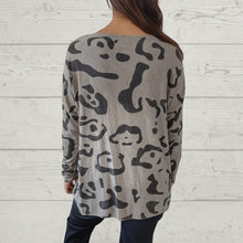 Laden Sie das Bild in den Galerie-Viewer, Langärmliges T-Shirt mit Animal-Print