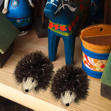 Laden Sie das Bild in den Galerie-Viewer, Gestrickter Igel Ornament