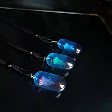 Laden Sie das Bild in den Galerie-Viewer, Harz Quallen Glow Anhänger Halskette