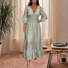 Laden Sie das Bild in den Galerie-Viewer, Maxikleid aus Satin mit Rüschen