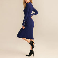 Laden Sie das Bild in den Galerie-Viewer, Schmales Kleid mit Revers im Chanel-Stil