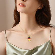 Laden Sie das Bild in den Galerie-Viewer, Modischer Edelstahl-Anhänger mit Deutschlandkarte und deutscher Flagge