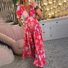 Laden Sie das Bild in den Galerie-Viewer, Taschenkleid mit Blumendruck und V-Ausschnitt