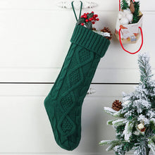 Laden Sie das Bild in den Galerie-Viewer, Weihnachtsstrümpfe - Der Weihnachtsmann legt Geschenke auf Socken