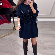 Laden Sie das Bild in den Galerie-Viewer, Modisches Patchworkkleid mit Pailletten und Federn in Volltonfarbe
