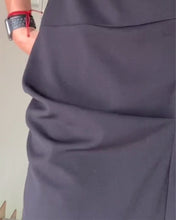 Laden Sie das Bild in den Galerie-Viewer, Elegantes, einfarbiges, plissiertes Kleid mit Rundhalsausschnitt