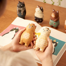 Laden Sie das Bild in den Galerie-Viewer, Holzschnitzerei Kätzchen Ornament