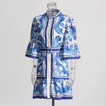 Laden Sie das Bild in den Galerie-Viewer, Bedrucktes kurzes Kleid mit Knöpfen