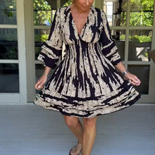 Laden Sie das Bild in den Galerie-Viewer, Kleid mit drei Viertelärmeln und V-Ausschnitt