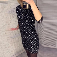 Laden Sie das Bild in den Galerie-Viewer, Slim Fit-Kleid mit Rundhalsausschnitt und Print