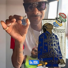 Laden Sie das Bild in den Galerie-Viewer, Abzeichen einer Person, die Rauchringe ausatmet