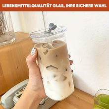Laden Sie das Bild in den Galerie-Viewer, Stilvoller quadratischer Trinkbecher aus Glas mit Deckel und Strohhalm