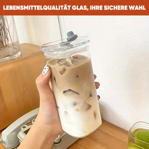 Stilvoller quadratischer Trinkbecher aus Glas mit Deckel und Strohhalm