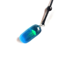 Laden Sie das Bild in den Galerie-Viewer, Harz Quallen Glow Anhänger Halskette