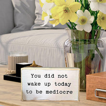 Laden Sie das Bild in den Galerie-Viewer, Englische Holztafel Ornament