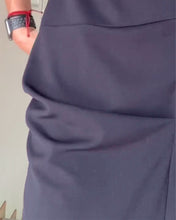 Laden Sie das Bild in den Galerie-Viewer, Elegantes, einfarbiges, plissiertes Kleid mit Rundhalsausschnitt