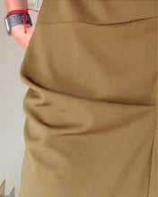 Laden Sie das Bild in den Galerie-Viewer, Elegantes, einfarbiges, plissiertes Kleid mit Rundhalsausschnitt