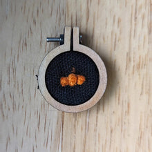 Laden Sie das Bild in den Galerie-Viewer, Gespenst aus Filzwolle