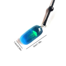 Laden Sie das Bild in den Galerie-Viewer, Harz Quallen Glow Anhänger Halskette