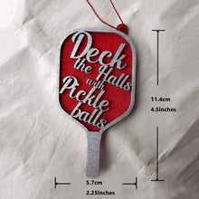 Laden Sie das Bild in den Galerie-Viewer, Weihnachtsanhänger mit Pickle-Ball-Dekoration aus Holz